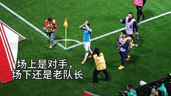 很多人说我们场上嘘周队,那是因为场上是对手。看看赛后球迷对周队的掌声#中超联赛 #成都蓉城 #周定洋 #成都蓉城vs深圳新鹏城