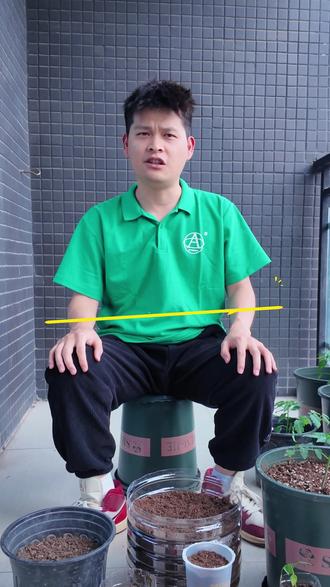阳台种菜装土盆五花八门,一篇讲透。 装土的容器有很多,要根据种菜的根系,习性来选择对应的容器。#阳台种菜 #家庭种菜 #种植小技巧 #阳台种菜教程分享