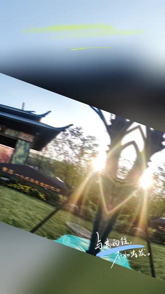 鄂州园博园之黄石园——遇见青绿、晶彩黄石,一个点石成金的地方。位于鄂州园林博览会东南方,西临武汉园,东临黄冈园,地理位置突出,总占地面积1635平方米。黄石园以“遇见青绿、晶彩黄石”为核心设计理念,巧妙运用“山水入园、建筑入园、特色入园”三大策略,将黄石最具代表性的自然、历史与人文景观融于展园之中,营造出“小中见大、画里寻诗”的园林意境,旨在打造一个兼具生态与人文的高品质特色园区。
黄石展园设计师精选青黄色系原石,模拟矿脉肌理,蜂巢造型步道蜿蜒穿过1959工业记忆区,生锈的齿轮雕塑与特种钢模型构成工业文明的纪念碑。采矿滚轮装置,记忆中的铁轨,与生态植被共生,寓意黄石从功不可没的矿冶之城向绿色精密制造转型的蝶变。#寻美中国 #寻美湖北 #寻美鄂州 #黄石之美