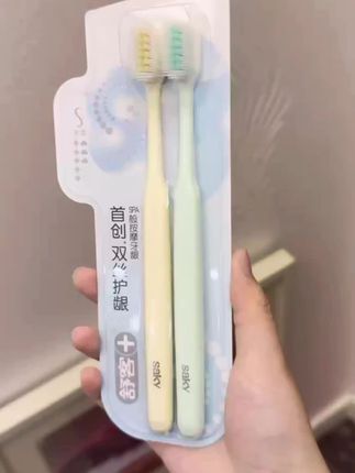 还在为牙龈敏感刷牙出血而烦恼?快来试试舒客护龈宽头软毛牙刷,家庭必备的口腔护理神器!#舒客牙刷 #护龈宽头 #敏感软毛 #口腔护理 #家庭装