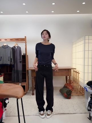 修身显瘦黑色牛仔裤 微宽松版型,舒适又显瘦,肌理感高级黑色牛仔裤#ootd #ootd穿搭 #上热门 #牛仔裤 #秋冬穿搭