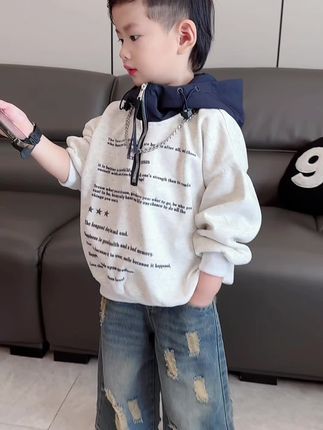 上身酷酷的撞色灰连帽卫衣,爱了!潮酷英文印花,上身太好看了#高品质童装 #萌娃穿搭 #男童穿搭