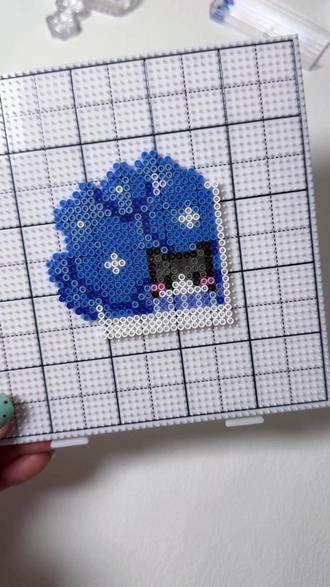 今日拼豆 | 绣球小猫咪,尾巴超可爱! 图纸来源,小红薯@喵喵大王 #拼豆 #拼豆图纸 #拼豆教程 #拼豆日常 #拼豆工具