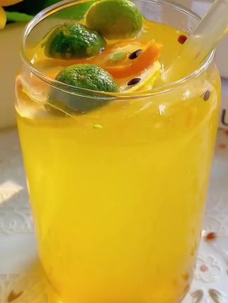 宝子们,金桔柠檬百香果茶超好喝呀😍 满满维C,酸酸甜甜,冰一冰清爽解腻,自己在家做超简单,夏日必备~#金桔柠檬百香果茶 #金桔百香果茶 #柠檬茶 #夏日饮品 #夏日饮品自制
