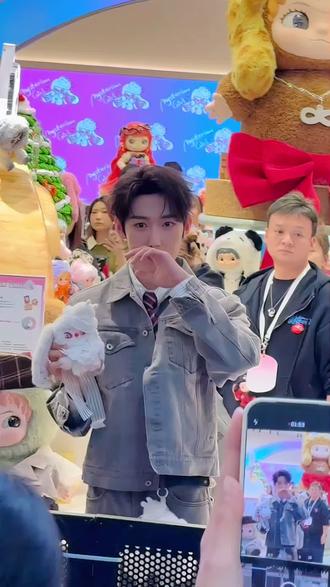 合生汇!奇梦岛!我买盲盒竟送了WAKUKU金片!
#大人也要玩玩具 #北京周末去哪儿 #潮玩 #我的盲盒分享