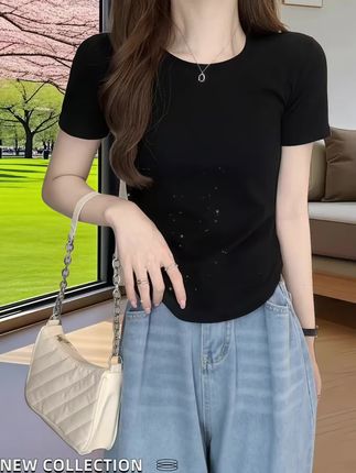 这件衣服也太显身材了吧,姐妹们!它是那种弧形下摆的设计,超级显腰细,而且还是正肩的版型,特别显瘦。夏天穿它出门简直不要太好看,随便搭个牛仔裤或者小裙子都超美的!