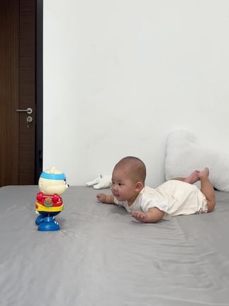 今天被儿保夸抬头好 真是多亏了婆婆安排的这个跳舞小熊玩具 满月后就能练习抬头追视了 还能哄娃 真是个带娃神器#婴儿玩具推荐 #小婴儿的日常 #练抬头 #宝宝成长记