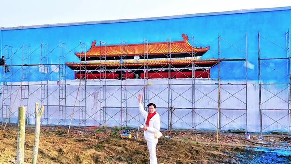 蒙城县楚村镇天安门墙绘是目前全国最大的天安门墙绘。为什么要看天安门墙绘呢?天安门是祖国的象征,早已深植于中国人的集体记忆之中。墙绘让人们尤其是没去过北京的老人和孩子,在家门口就能感受天安门的庄严与神圣,人们对祖国的热爱之情,是对家国情怀的具象化表达。
许多乡村的天安门墙绘是为圆当地老人的天安门合影梦而创作。像河南商丘吴营村、亳州涡阳新兴镇左楼村等,当地有很多留守老人,到北京看天安门不太现实,墙绘满足了他们的心愿,让他们在家乡就能留下与天安门的合影,是对个体梦想的尊重。
也是促进文化传承 “我爱北京天安门”的旋律穿越时光依然响亮,天安门墙绘能让青少年从小受到爱国主义教育,将家国情怀代代相传。
同时可以推动乡村发展,一些乡村的天安门墙绘成了网红打卡点,吸引众多游客前来观光,带动当地餐饮、住宿、农产品销售等综合营收,促进了乡村经济发展。
对于创作者来说,创作天安门墙绘是“老有所乐、老有所为”的体现,丰富了他们的精神世界;对于村民而言,墙绘也为大家提供了一个休闲娱乐、交流互动的场所,丰富了村民的精神文化生活。
天安门墙画能吸引很多人打卡,是因为它能引发中国人血液里的同气连枝和灵魂共振,是一种血脉相连的情感纽带。#蒙城天安门墙绘 #楚村镇 #天安门墙绘 #红色记忆 #家国情怀