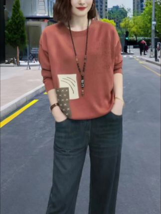 这款大码圆领撞色提花针织衫,精准适配秋冬“显瘦+复古+实穿”需求,宽松版型能包容腰腹、手臂赘肉,撞色提花设计告别基础款单调,既能单穿凹复古造型,也能打底叠穿抗寒,是大码女生秋冬衣橱的刚需单品。 #针织衫 #时尚妈妈装 #毛衣 #脱掉外套也好看的内搭 #粉丝投稿秋季服装测评