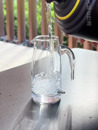 早竹纯粮酿造,六种粮食酿造而成,地下恒温恒湿900多天储存,口感棉柔醇厚,好喝不头疼,53度清香型白酒,1500毫升,寻找微醺的快乐
