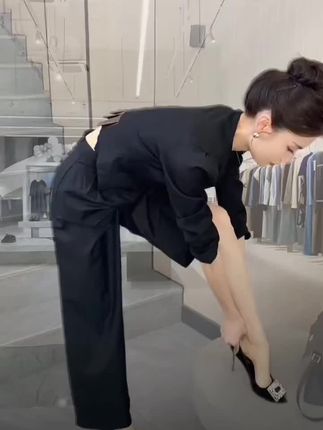 女人一旦找到适合自己的风格 衣品就像开挂一样#谁穿谁好看 #穿搭 #套装#热点 #谁穿谁好看不分年龄段