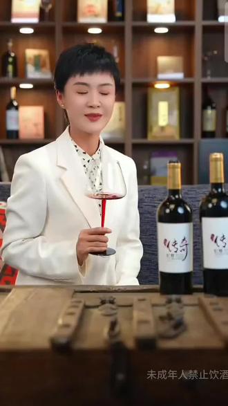 敬您五杯,一路走好!
第一杯,敬真实。
不骑马驾桥,不说官样文章,你把自己走成一条泥泞却敞亮的路。这杯酒,喝下的是天地间最朴素的道理——脚踏在泥土里,话才说到人心里。
第二杯,敬胆气。
摘下官衔的标签,戴上草帽、扬起马鞭,把昭苏的风雪和彩虹都装进镜头。这杯酒,敬那份“敢在潮头立,不惧浪沾衣”的赤子勇气。
第三杯,敬扎根。
你的五杯酒里,没有高高在上的敬辞,只有草原奶茶般的温度。这杯酒替所有被看见的平凡人举起——原来公仆的背影,也可以弯成一座连接百姓的桥。
第四杯,敬坚守。
风雪中,策马奔腾不是表演,是多年如一日的深耕。这杯酒,敬所有在边缘处发光的人:或许没有聚光灯,却把自己活成了灯塔。
第五杯,敬长河。
你的马蹄声没有停下,它淌进了更多人的脚步里——当又一个年轻人回到家乡直播开镰,当又一盏灯为乡亲们的特产亮到深夜。这杯酒,敬所有被点燃的星火,它们不谈论熄灭,只彼此确认着光明。