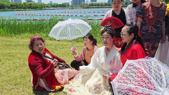 2026年5月10日,姐妹们在母亲节来临之际,相聚在上海之鱼景区,传唱刀郎音乐。@刀郎@刀郎音乐@襄阳文旅@啊呀啦嗦公司#襄阳刀亲联盟#襄阳刀亲联盟月亮#尧治河景区#襄阳晚报#襄阳日报社