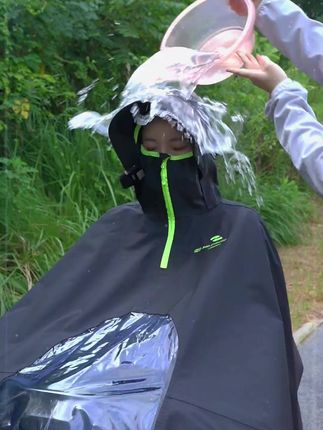 如果不是看这件雨衣防水效果好,颜值还很高,我是真不会买! #雨衣 #通勤 #雨天出行 #雨披