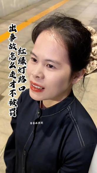 等红路灯的时候,前面的车子坏了,或者车子发生事故了,你排在后面,那你知道怎么走才不会被罚吗?有好些司机都被罚了,特地来问利利,这种应该怎么走才不被罚,现在来告诉你,你就记住两句话,如果是白实线变道的,那就是按原来指示走,如果是虚线变道的,就跟平时一样按后面的这个车道指示来走。学会了吗?记得转发给身边开车有车的朋友。#交通违章#每天一个用车知识#汽车知识#交通常识#红绿灯