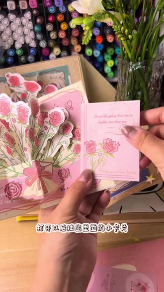 这个立体玫瑰和尼泊尔本简直是完美适配! 好看,有新意,打开就有一束玫瑰涌出来,真的超惊喜!#尼泊尔手工本 #尼泊尔手工本素材 #尼泊尔手工本玫瑰 #尼泊尔手工本教程 #在抖音入手的好东西