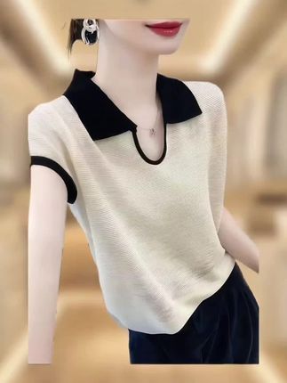 姐妹们,这件衣服真的太好看了!它是那种超级温柔的baby蓝,而且是超级软糯的细针织面料,穿起来特别舒服。它还是这种polo领的设计,就显得人很精神,很有活力。这个颜色真的是很少见,穿上身让人眼前一亮的感觉,喜欢的小姐姐赶紧去拍吧!