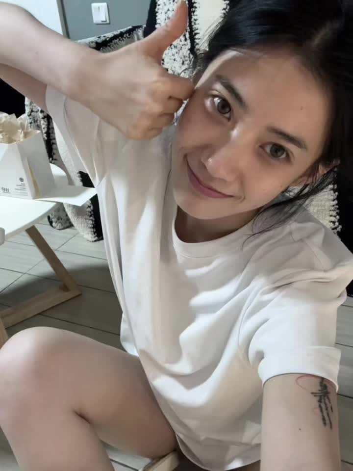 今天发的这些照片无关乎流量和利益 就作为生日的纪念,说点儿我想说的话。 从十八岁开始,每年一到生日这天,我就有一种莫名的悲伤。 仿佛时间的流动带来的不仅仅是逐渐完整的人格与认知 它更像一把不断挥动的戒尺 戒尺向上是诘断,叩下是成长。 时间是旁观者,年岁是里程碑。 我从不认为内耗,焦虑是无用的情感 现代社会是一组清晰的代码,而每一个字节却如此混沌。 往大里说,年轻人的苦痛是一个时代的病症 归于自身,对情绪敏感是一种天赋 功利进取是推动磨盘的号子 光明必须存在,晦暗也需要宽容。 只要向前走,时间便不再流动。
