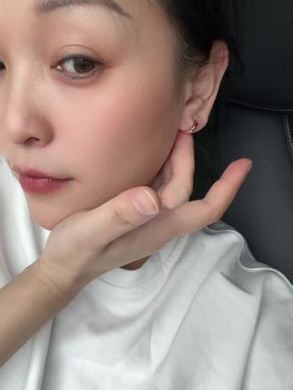 925银耳饰,通体纯银素圈轻奢耳圈,高级感时尚百搭。简单单的一款非常的好看。