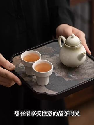 想在家享受惬意的品茶时光,这款茶盘可太合适了,中式复古风搭配日式轻奢感,小型设计不占地方,作为干泡台或壶承都很棒,给你高级品茶体验