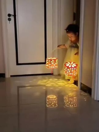 中秋佳节将至,可以给小朋友准备一个这样的灯笼,灯笼投影出来的画面真的太美了,只需将图案贴在灯笼上,用自带的灯泡点亮它,就能投影出各种漂亮的图案,氛围感瞬间拉满。