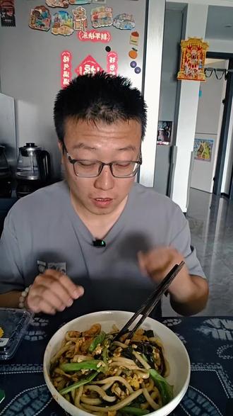 下夜班自己炒面筋1#好吃的停不下来 #爱美食的小伙子 #吃面好吃到停不下来 #美食趣胃计划 #美食创作人计划