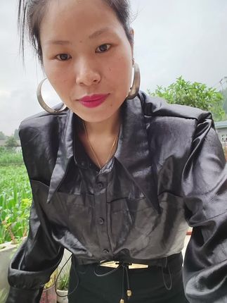减脂期千万别碰的十八种碳水你知道吗?油条、包子、酱香饼、蛋炒饭、芝麻球、肉夹馍、饼干馒头、手抓饼、薯片炒面、烤冷面、凉皮、酸辣粉、热干面、饺子、葱油饼、螺蛳粉。是不是都是你特别喜欢吃的?那如果要吃,你就配上这个巧克力,每天早上嚼一颗,一天随便造。就是这个巧克力视频下方拍六盒还送两颗试吃,我说好,不如你试吃,见分晓。