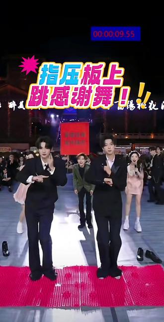 猪猪&多多直压板上跳舞,好像很享受😂@猪猪🐷 银河系001૮₍ •͈⚇•͈ა @AI瑶瑶• 银河系001|团队招优PGY @DOU+上热门 #银河系001猪猪