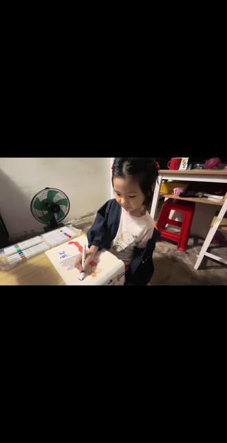 #爱画画做手工的小姑娘 #自主学习的小姑娘 昨天说长大了要做医生,夸两句又想做画家了呢😂😂