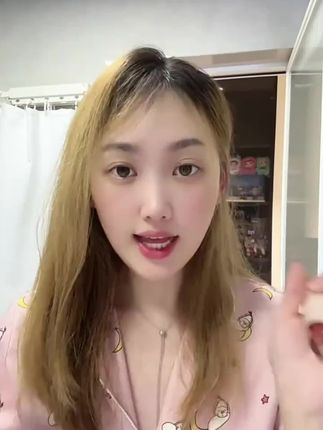 姐妹们谁懂啊!!戈戈舞小胖丁唇奶霜唇泥颜色都好好看啊! 秋冬氛围感直接拿捏了#平价彩妆 #显白 #学生党好物推荐 #戈戈舞 #唇泥