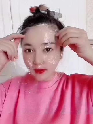 先拍水和精华,再厚涂乳液或面霜,最后敷上保鲜膜,5~10分钟揭下按摩吸收,直接睡觉即可,不需要洗脸