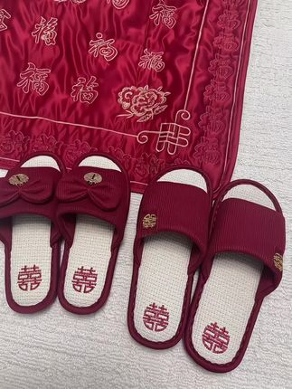 这双喜字拖鞋我愿称为天花板! 大大的蝴蝶结,优雅又有质感~ 怎么能不对她的颜值心动呢~ #备婚大作战 #结婚红拖鞋 #备婚日常 #婚期倒计时 #备婚日记