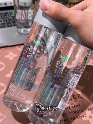 它可是来自世界长寿之都梅州的莲花山脉天然苏打水,ph值高达8.2,富含多种矿物质和微量元素,喝起来像山泉水,清润甘甜,平时应酬酒局不断,一定要多喝点这种健康好水,趁活动满满一箱15瓶,你看看才多少#强烈推荐 #天然苏打水 #苏打水推荐