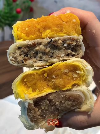 黄庄月饼 vs 网红月饼! 实在是差的太远了,不用去排队,也能吃到好吃的黄庄月饼了!它这个皮真的是又酥又香,一点都不甜腻,而且吃起来还有种淡淡的奶香味,真的太好吃了!如果你也像我一样喜欢吃这种传统糕点的话,那一定要试试看,不会让你失望的 赶紧点击下方链接抢购吧!#老味道#石家庄#黄庄月饼#月饼#新鲜出炉 @@抖老师流量扶持(快速上热门) @抖➕流量扶持 @抖加🔥上热门🔥dou+🔥热点宝 抖➕流量扶持 @抖老师流量扶持(快速上热门) @DOU+上热门 @DOU+小助手