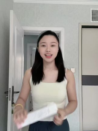 不愧是各大明星网红都在用的素颜霜!轻薄好推开,还不黏腻,真是黄黑皮必备啊#素颜霜#宫芙身体素颜霜#素颜神器#提亮肤色