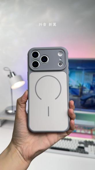 别再用硬壳了,拆一次花一次 原装边框直接报废。这款是亲肤软边,柔韧不伤机,而且上面还有散热孔,打游戏不怕发烫掉帧了。摄像头精准开孔,微微加高的设计保护镜头模组防刮花。侧边是镂空悬浮按键,轻松按压。扬声器做精密防尘网,不进灰#手机壳推荐 #苹果手机壳 #iPhone17手机壳 #iPhone17pro手机壳#iPhone17promax手机壳