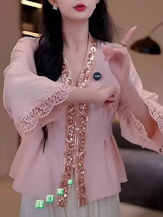 今年流行亮片v领小开衫,上身显白显贵显温柔,太适合早秋穿了#遮肉显瘦衬衫#温柔风小衫穿出高级感#大码女装#摆脱路人感穿搭