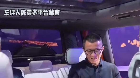 车评人陈震多平台禁言:流量狂欢后的规则审视
2025年12月4日深夜,一场突如其来的“禁言风暴”席卷全网——拥有超2400万粉丝的知名车评人陈震,其微博、抖音、B站、小红书等主流社交平台账号同步被封禁。这场禁言事件不仅引发粉丝热议,更将公众目光聚焦于网络内容生态的规则边界。
陈震的禁言并非毫无预兆。今年10月,他驾驶劳斯莱斯闪灵发生交通事故,因过度依赖辅助驾驶功能且低头捡拾物品被认定全责。尽管事后他公开道歉并提醒公众谨慎使用智能驾驶技术,但此次事件已为其公众形象蒙上阴影。而近期其部分争议性言论,更成为舆论发酵的导火索。平台方披露的禁言理由涵盖“违反法律法规”“不符合社区规范”等多项条款,显示此次封禁并非单一事件触发,而是长期内容风险积累的结果。
从“二环十三郎”到汽车自媒体头部IP,陈震的转型堪称传奇。其创立的《萝卜报告》等节目凭借专业评测与独特风格吸引海量粉丝,商业版图扩展至广告传媒、赛事运营等领域。然而,流量狂欢背后,内容创作者始终游走于个性表达与规则约束的钢丝绳上。此次禁言事件恰似一记警钟,提醒所有内容生产者:无论粉丝量级如何庞大,都必须坚守法律底线与平台规范。
当流量经济进入深水区,内容治理的精细化时代已然来临。对于创作者而言,唯有将专业价值与社会责任深度融合,才能在规则框架内实现可持续发展。这场禁言风暴终将平息,但其引发的行业思考,或将持续影响中国网络内容生态的进化方向。内容由AⅠ生成。