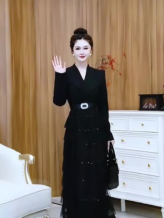 一见钟情,始于颜值,忠于人品“谈恋爱一定要从收到一束花和一场正式的告白开始”#高级感穿搭#连衣裙#又美又飒 #早秋搭配