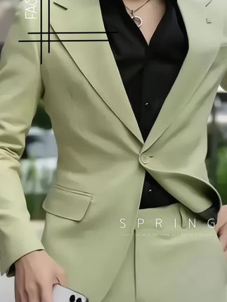 喜欢穿西服的朋友们看过来了,这套韩版修身西服套装特别好看,穿上它让你秒变男神!它是简约的纯色设计,而且还是长袖款式的,现在下单还有福利哦!它的面料很好,穿上很舒服,无论是上班还是参加聚会的时候都可以穿,喜欢的朋友就快来下单吧!#穿搭 #男士休闲西服推荐