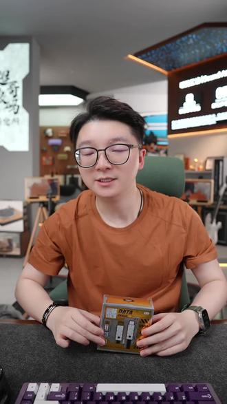 超哥推荐雷电U4数据功能线,支持8K60赫兹音视频同步,40GBPS高速数据传输,240瓦满功率充电,带E-Marker控制芯片,镀金满针脚接口耐用性强,高密编织工艺线材,高导纯铜线芯,更好的充电体验,更快的数据传输,更稳定高效的投屏媒介#超哥数码 #数据线 #快充数据线 #数据传输 #投屏线