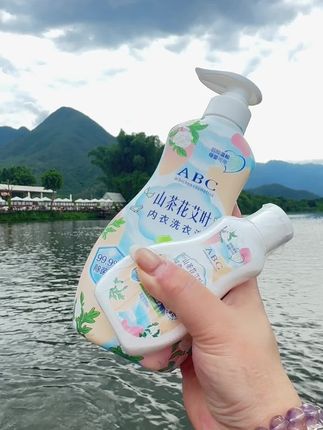 姐妹们,都把你们的肥皂扔了吧!, 试试ABC山茶花艾叶内衣洗衣液,专为内衣清洁设计,温和又高效。他的去污力超厉害,血迹汗渍轻松搞定,而且有99.9%的除菌除满率,能生成清洁保护肌肤健康,温和弱酸配方,贴近人体肌肤pH值母婴都能安心用。#好物推荐🔥 #洗护好物 #内衣裤专用洗衣液 #夏天该有的样子 #夏日必备