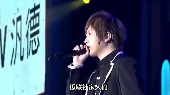 对标《披荆斩棘》团魂!阿信演唱会摔下舞台,F3 紧急救援太好 #披荆斩棘 #阿信 #阿信喊你看五月天演唱会 #F3 #阿信我还能再唱一场