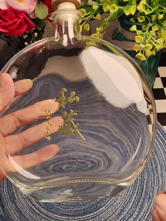水晶玻璃酿酒酒瓶 喜欢自己动手做果酒的朋友,一定要备上几个这样的瓶子,它是加厚的玻璃材质,颜值很高,盖子还是这种木头塞的,密封性非常好,平时用它装个杨梅酒、桑葚酒都特别合适,而且它的性价比也很高,不管是送人还是自己喝都很有面子,喜欢的朋友赶紧点击下方链接下单吧!