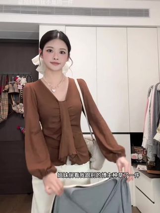 特别气质纯欲的一件设计感长袖上衣~#气质穿搭 #慵懒风 #琥珀流光穿搭 #平价穿搭@抖音商城 @巨量千川
