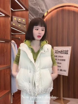 轻盈又保暖的羽绒马甲,秋冬必备单品!搭配卫衣,舒适又时尚。🌟🧥 #穿搭 #秋冬穿搭羽绒马甲#马甲
