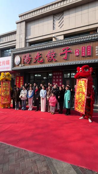 今儿来老同学的店里吃饺子。时隔三十年,再次见面,成了同行,印象里柔弱的女孩如今变得自信大气。人家说同学情很可贵,小的时候没感觉,长大了在见真的很特别,打心里祝福她越来越好。另2月8号衡水大事件,年度网红和实体经济结合颁奖晚会在忠义人家,拉开序幕,有没有粉丝想一起来的#阳光饺子 #同学情 #电商协会 #衡水大事件 #餐饮创业 @陽光饺子&🎷💒 @会长商业新媒体