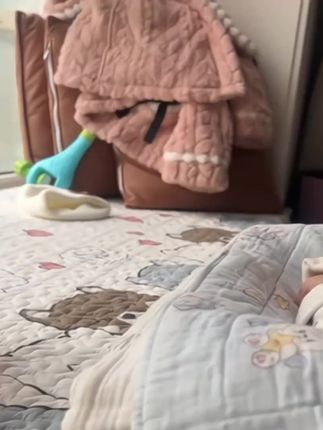 #我要上热门 满月之后就可以练习抬头和追视了 还能哄娃 爸爸安排的这个玩具宝宝很喜欢 #小福兔跳舞 #哄娃神器 #练习追视 #小福兔