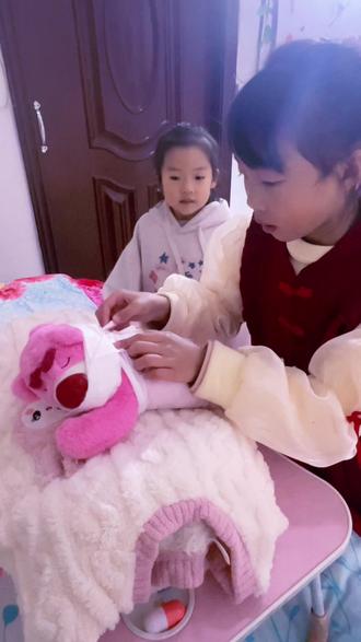 走,我们去看看小熊熊🐻恢复好了没#亲子互动 #草莓熊 #搞笑 #过家家医生玩具