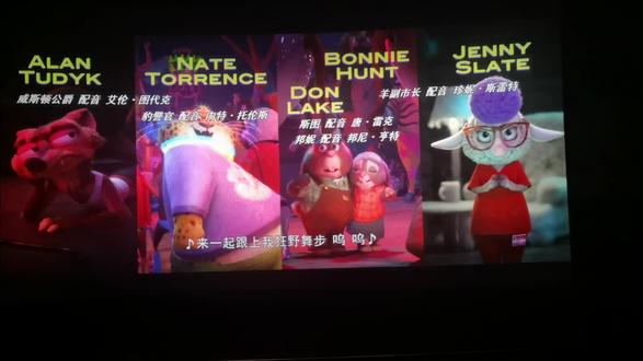 #疯狂动物城2
10句金句
1."因为你是我的兔子窝"
朱迪对尼克说的这句话,把"被坚定选择"的浪漫诠释得淋漓尽致。
2."好的关系从不是永远一致,而是明知不同,仍愿并肩"
狐狸和兔子的搭档哲学,道尽包容的真谛。
3."你是我黑暗中的一道光"
朱迪在尼克面前示弱时的告白,瞬间破防。
4."生活比标语多了一万种褶皱"
现实与理想的碰撞,成年人秒懂。
5."规则该保护弱者,而非把他们挡在门外"
朱迪的警徽宣言,正义感爆棚。
6."所谓成长,是接受自己的不完美,也接纳别人的不一样"
朱迪和尼克的和解名场面。
7"别让偏见,成为你和世界之间的墙"
狐狸被戴上防走失绳时的隐喻。
8."最好的搭档,是我懂你的坚持,你信我的狡黠"
狐兔CP的默契天花板。
9."光有善良不够,还要有打破不公的勇气"
朱迪的警徽哲学。
10."审视内心,从改变自己开始"
朱迪在警徽与农房间的徘徊。
隐藏彩蛋
"蛇可没肩"
小蛇盖瑞的自嘲,道尽成年人的无奈。
"动物城的天空下,没有谁的梦想是多余的"
朱迪的宣言,治愈所有追梦人。